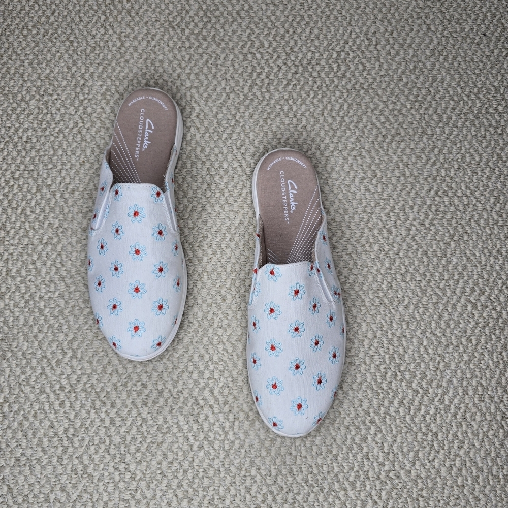 Clarks  Breeze Shore Floral Embroidered Slip-On Mules  White and Blue/Red Size 9
